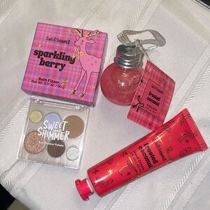 Gift Set - Bath Fizzer, Eye Shadow Palette, Hand Cream & Bubble Bath)